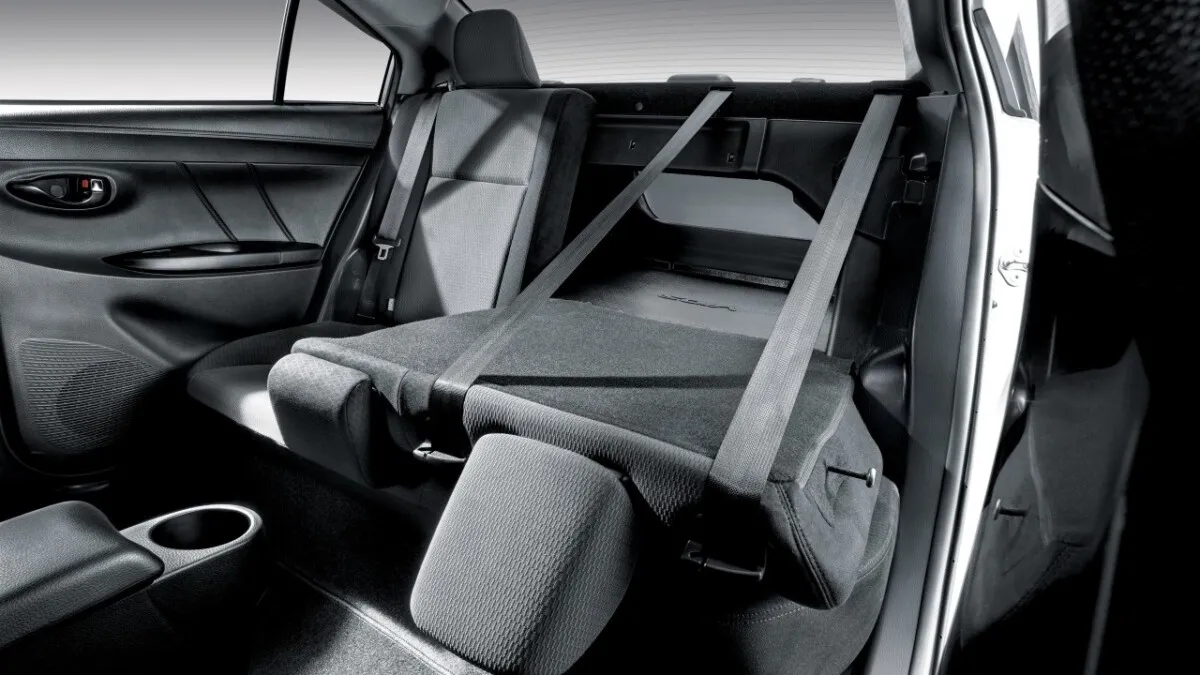 05-Interior (Rear 60-40 Split Folding Seats)