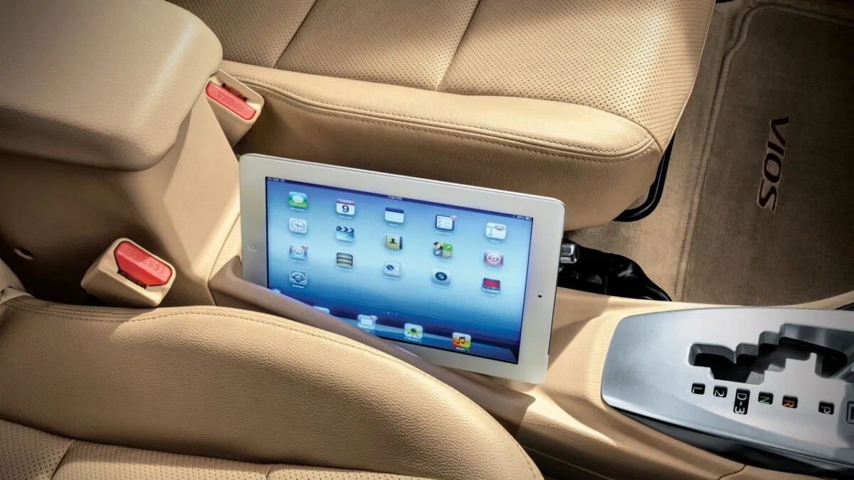 25-Interior (Console Pocket for Tablet Storage)
