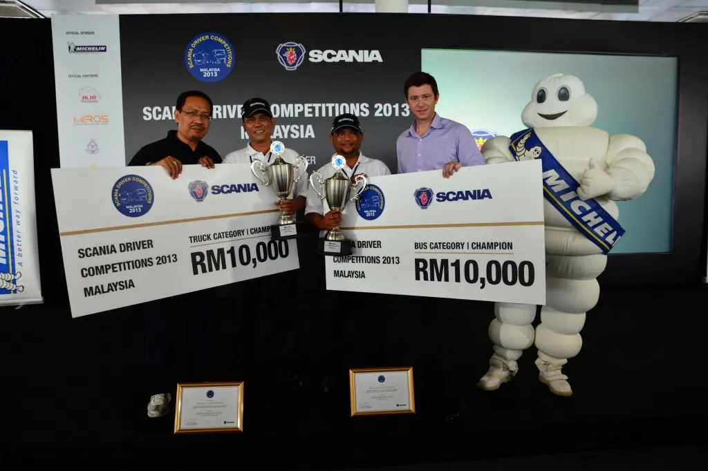 (L-R) Scania Malaysia Country Manager, Idros Puteh with the winners from the Truck Category - Mohd Hisham bin Yusof from TNT Express Worldwide (M) Sdn Bhd, and the Bus Category - Bus Category - Mohd Sukri bin Harun from Sani Express Sdn Bhd, and Scania Malaysia MD, James Armstrong
