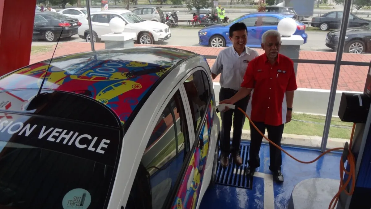 Tetsuya Oda, CEO MMM (left); Datuk Dr. Rameli bin Musa, Chairman Ingress Motor (right)