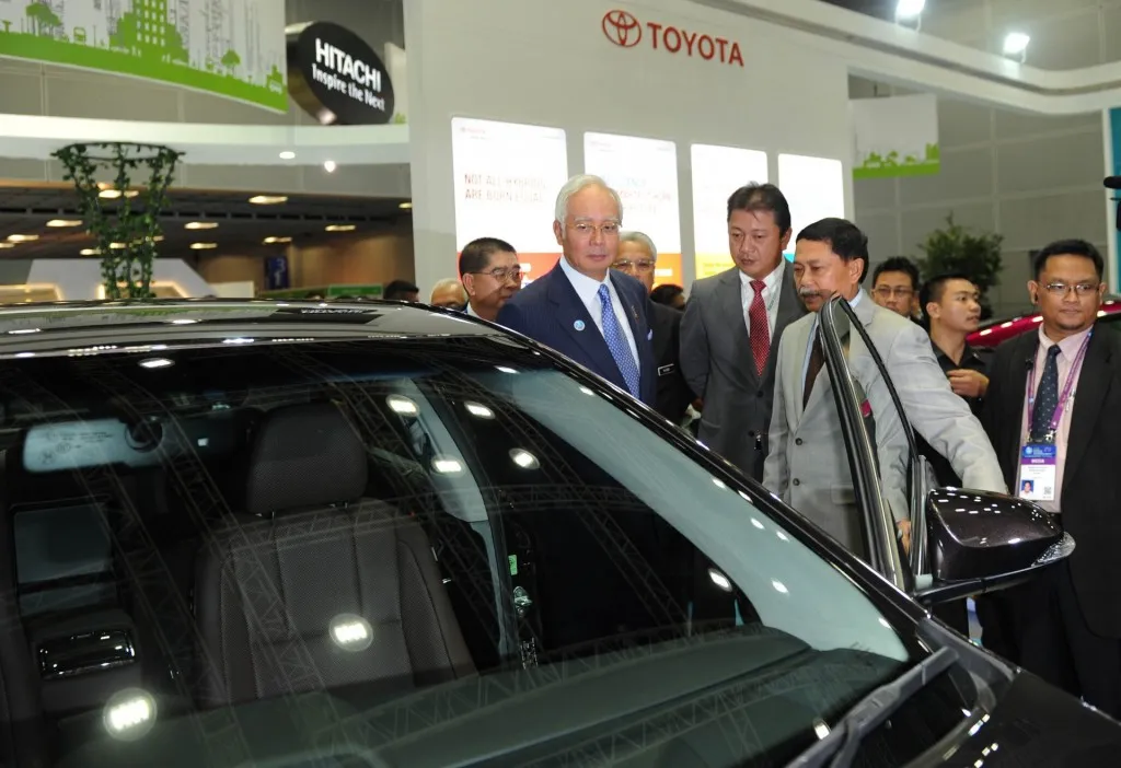 Datuk Ismet Suki, President of UMW Toyota Motor briefing the Prime Minister Dato' Sri Haji Mohammad Najib bin Tun Haji Abdul Razak