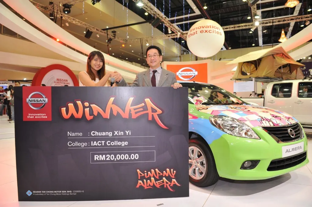 Mr. Tan presents RM20K to Grand Winner