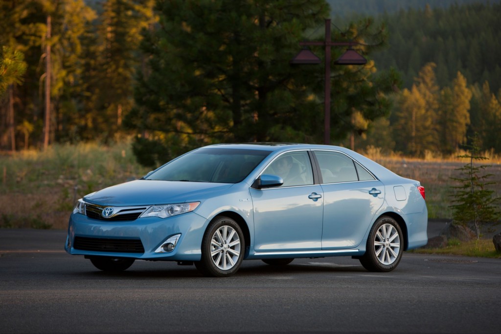 2012_Toyota_Camry_Hybrid_03