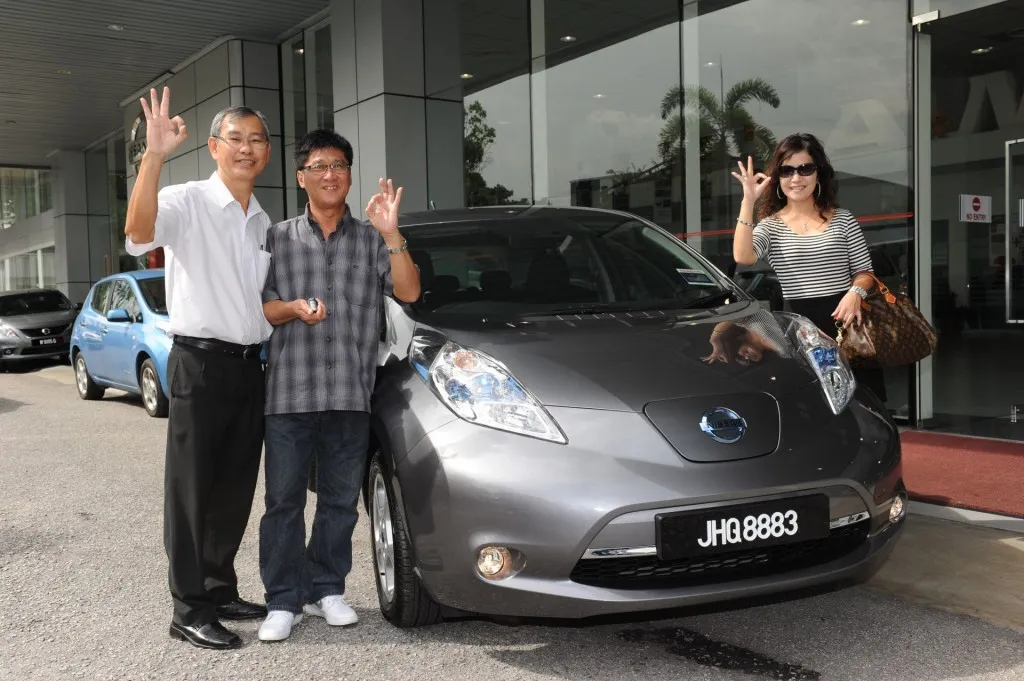 (from L to R): Kelvin Soh, Sales Advisor of Edaran Tan Chong Motor (Tengah) Sdn. Bhd.; Peter Mun & wife, Jeanie Sheu (representatives to the 1st LEAF Owner).