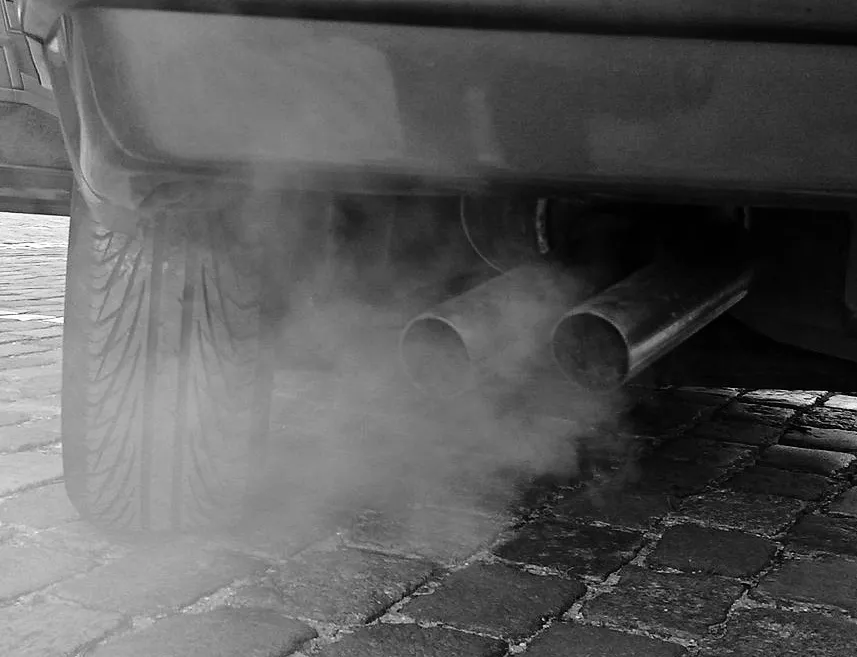 925px-Automobile_exhaust_gas