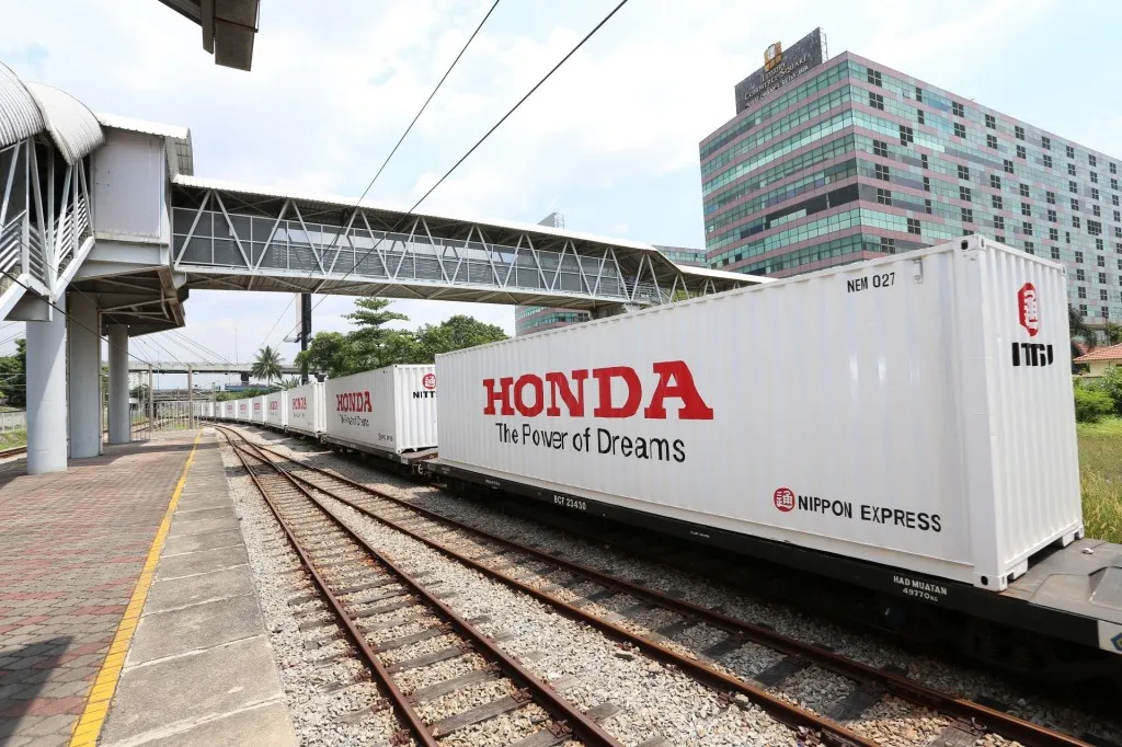An official ceremony was held last month at KTM Sungei Way where 24 huge containers were delivered specifically for Honda Malaysia’s use
