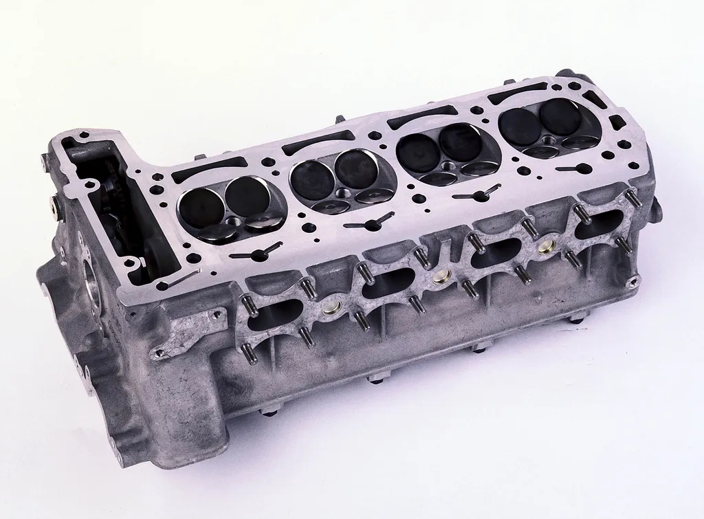 M 102 E 23/2 engine block from the Mercedes-Benz 190 E 2.3-16 (W 201) with four-valve technology.