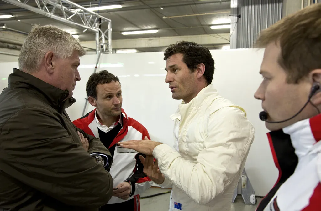 Mark Webber (m.) with Wolfgang Hatz, Member of the Executive Board for Research and Development at Porsche AG; Alexander Hitzinger, Technical Director LMP1 and Andreas Seidl, Director Race Operations LMP1 (from le. to ri.)