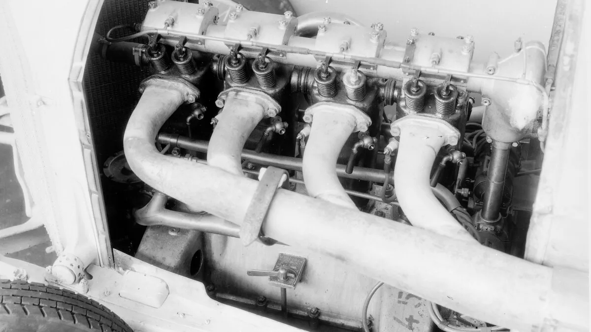 Four-valve technology at Mercedes: Engine compartment of the Grand Prix racing car of 1914 – the 115 hp (85 kW) 4.5-liter four-cylinder engine had one intake valve and two exhaust valves per cylinder.