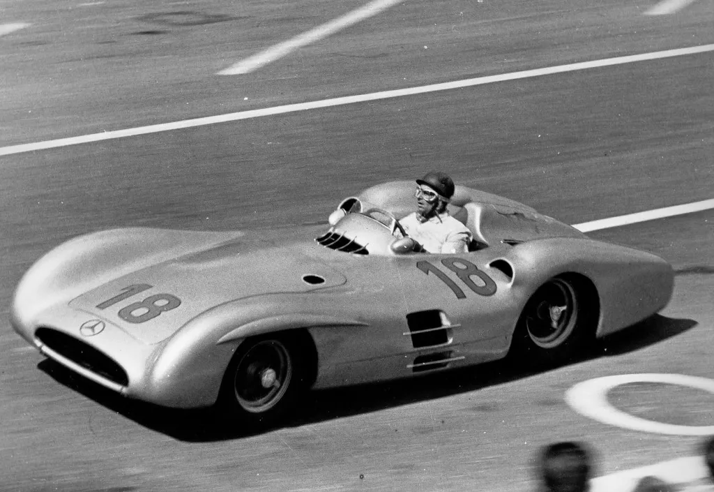 Reims 1954, in full racing pose: Juan Manuel Fangio (starting number 18) pilots the Mercedes-Benz W 196 R Streamliner racing car around the circuit in Reims with supreme skill.