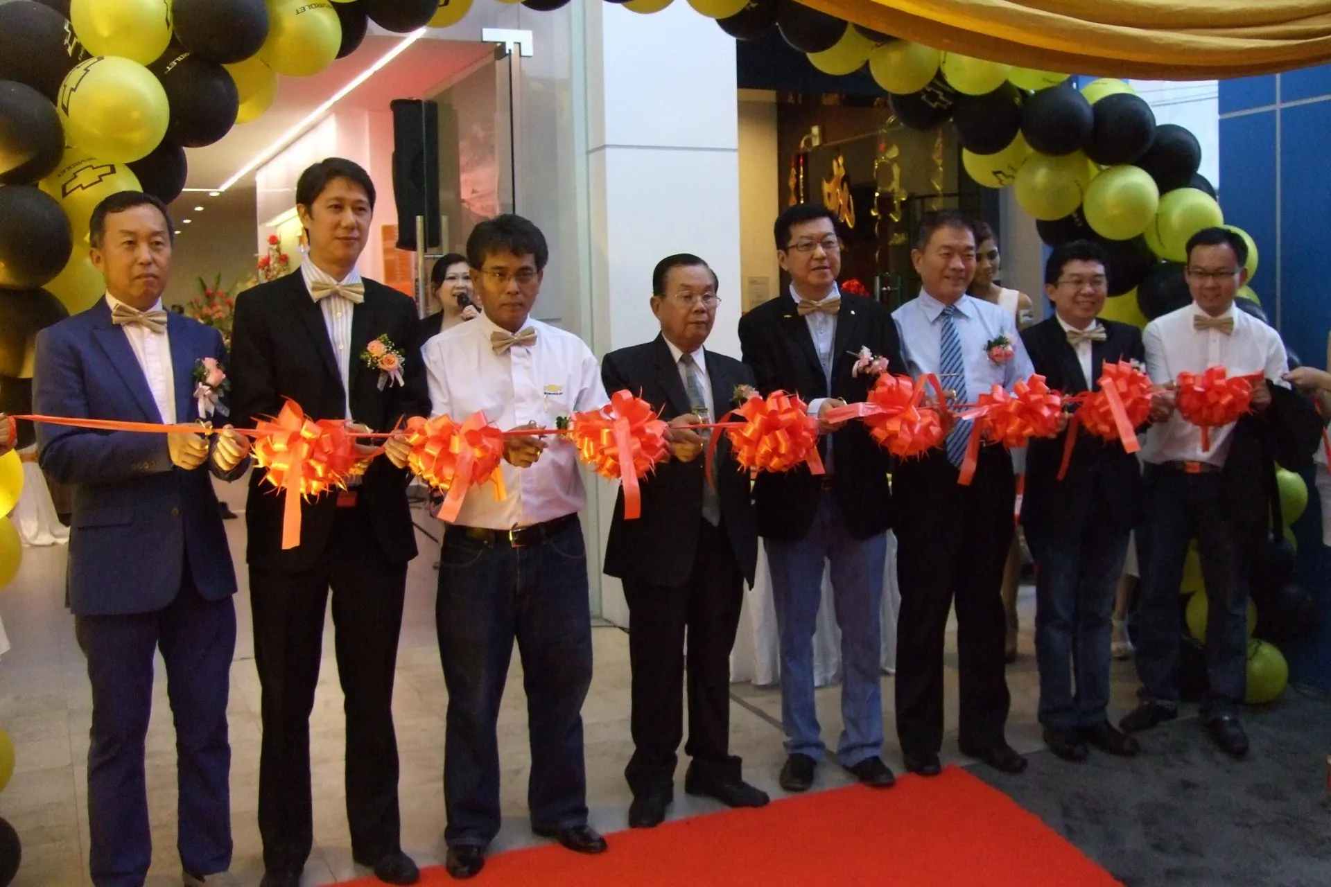 (L-R) Mr Ooi Choon Lai (DIRECTOR),Mr Timothy Liauw (General Motor Country Manager), Mr Norzahid Zahudi (Chief Operating Officer NAZA Quest Sdn Bhd), Dato’ Ooi Ting Chong (Chairman Chye Seng Group of companies), Mr Ooi Choon Peng (Principal Dealer cum Managing Director of Ooi Ting Chong Holdings Sdn Bhd), Mr Ooi Choon Lim (Director) and Mr Ooi Choon Yaw (Director).