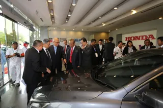Pic 1_L-R_HMSB Roslan_MITI_TS DS Hj Khamil_DW Hj Md Yunos looking at a locally assembled Honda Accord