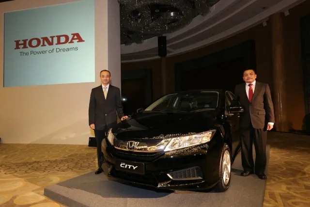 04 HMSB MD & CEO Yoichiro Ueno and President & COO Roslan Abdullah with the All-New City