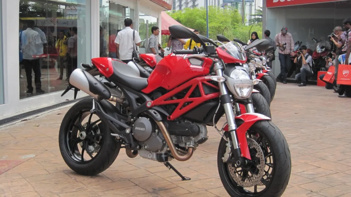 Ducati Monster 796 (1)