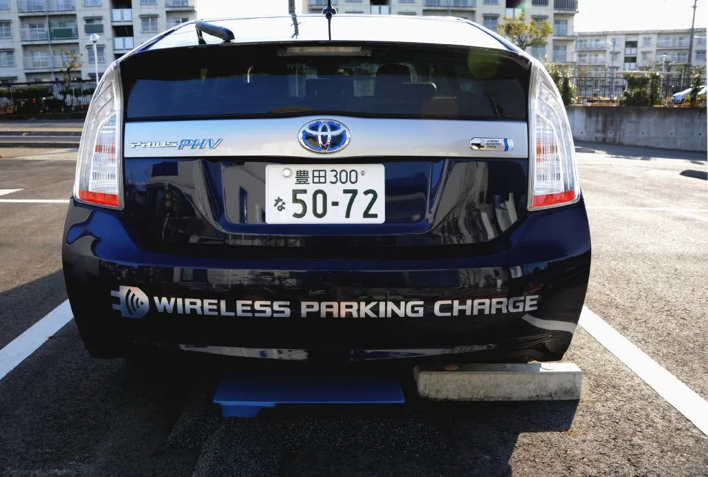 Toyota_Wireless_Charging-02