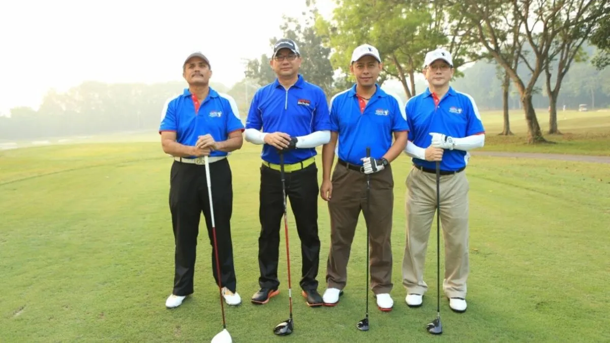 Photo 2 - Mr. Tan pose with 3 other avid golfers