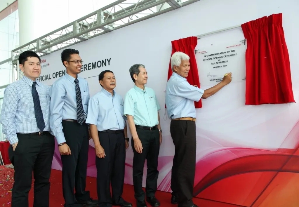 Signing ceremony by Tan Sri Asmat Kamaluddin witnessed by (from right)_ Datuk Takashi Hibi, Datuk Ismet Suki, En Ahmad Ikram (MCSO) &_ Branch Manager, Mr Jason Pang