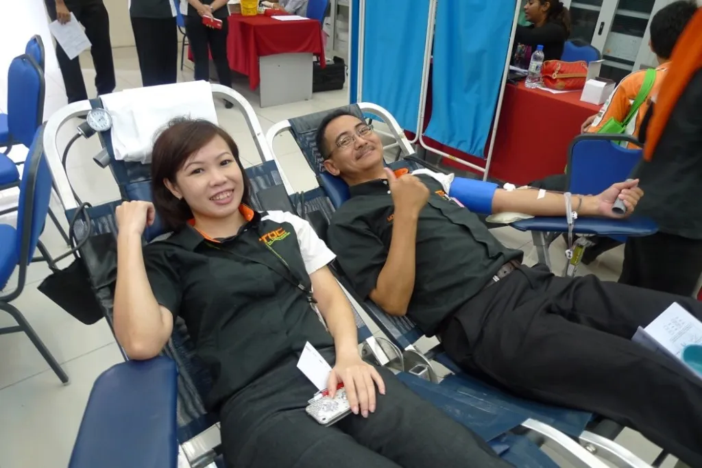 TOC staff Shiryn Choong and Mohd Khairi Mohamed were pleased to give their blood