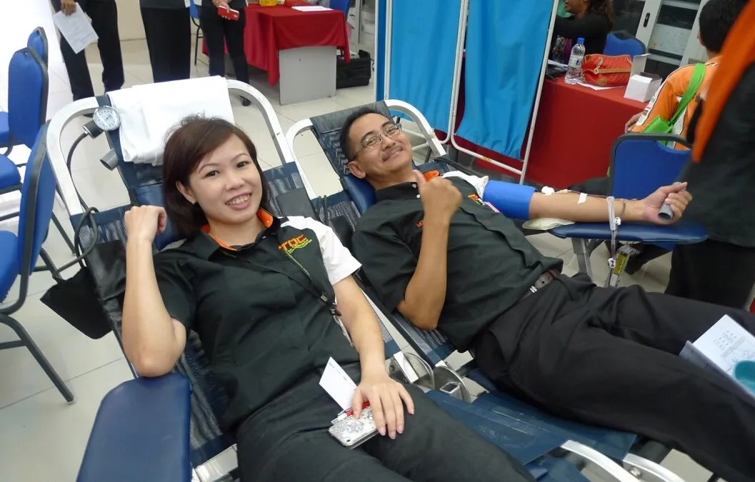 TOC staff Shiryn Choong and Mohd Khairi Mohamed were pleased to give their blood
