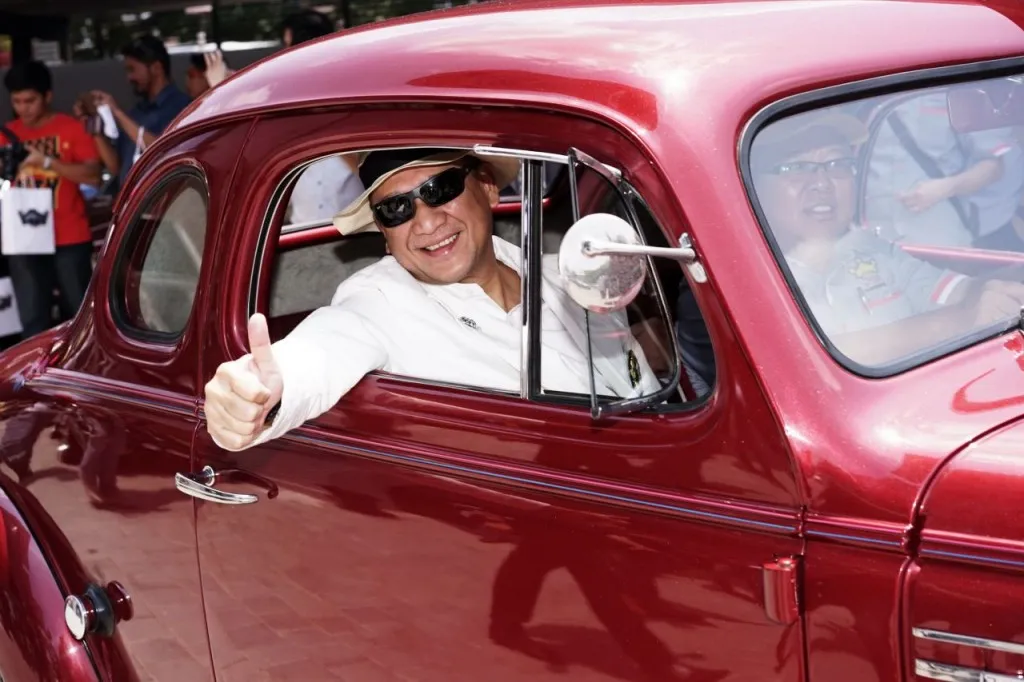 10 JP Chin bringing YB for a short ride in the classic car