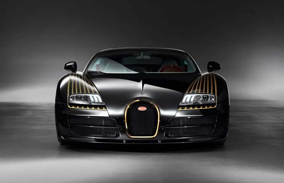 The gold-coloured accents which make the Type 18 “Black Bess” so unmistakable are reflected in exquisite fashion on the modern Bugatti*. Some of the Bugatti’s body components are coated in 24-carat gold