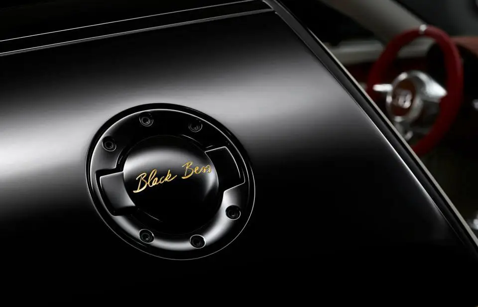 The Fuel Cap* is painted in black, engraved with golden „Black Bess“ lettering and elegantly finished with gold paint