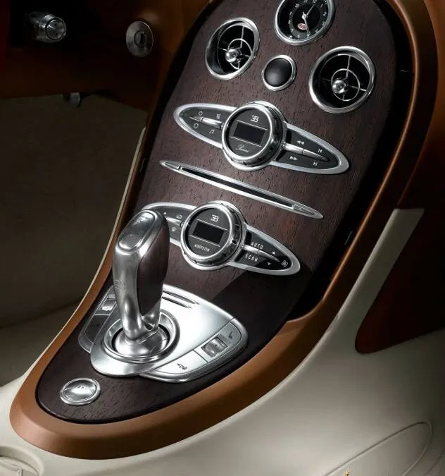 The demands placed by Bugatti on handling refined materials and on maximum faithfulness to the original vehicles can also be seen in the use of high-quality rosewood for the centre console panel in the vehicle’s* interior.