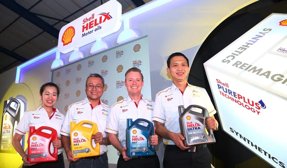 (L-R) Shell Lubricants Brand & Communications Mngr Joanna Lean, Cluster Technical Manager J P Requejo, Cluster General Mngr SEA Troy Chapman and Cluster Marketing Mngr Alex Lim with the new Shell Helix range of motor (1)