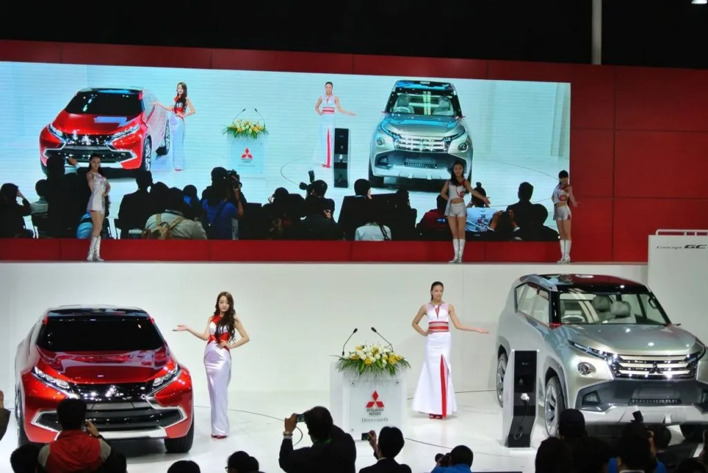 Models posing with the Mitsubishi Concept GC-PHEV and the Concept XR-PHEV