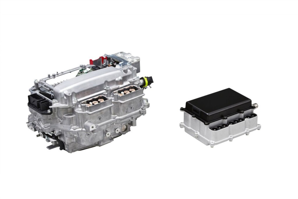 Left:PCU with silicon power semiconductors(Production model) Right:PCU with SiC power semiconductors(Future target)