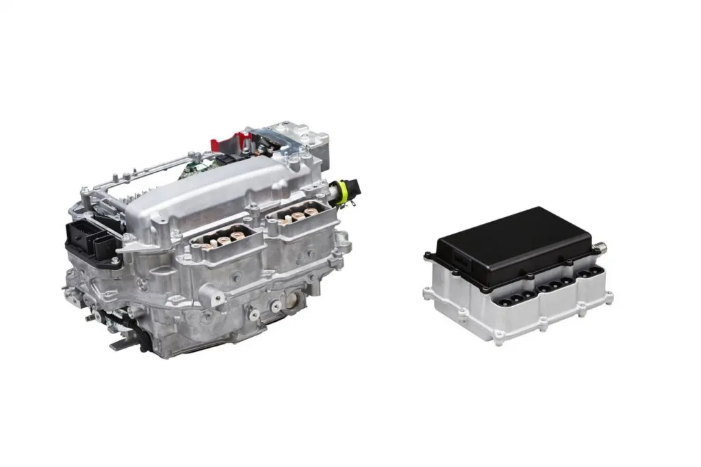 Left:PCU with silicon power semiconductors(Production model)  Right:PCU with SiC power semiconductors(Future target)