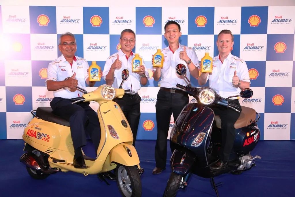 (L-R) Shell Msia Trading MD Tuan Hj Azman Ismail, Shell Lubricants Cluster Technical Mgr J P Requejo, Cluster Marketing Mgr Alex Lim and Cluster General Mgr Troy Chapman with the new Shell Advance AX 5 4T Scooter Oil
