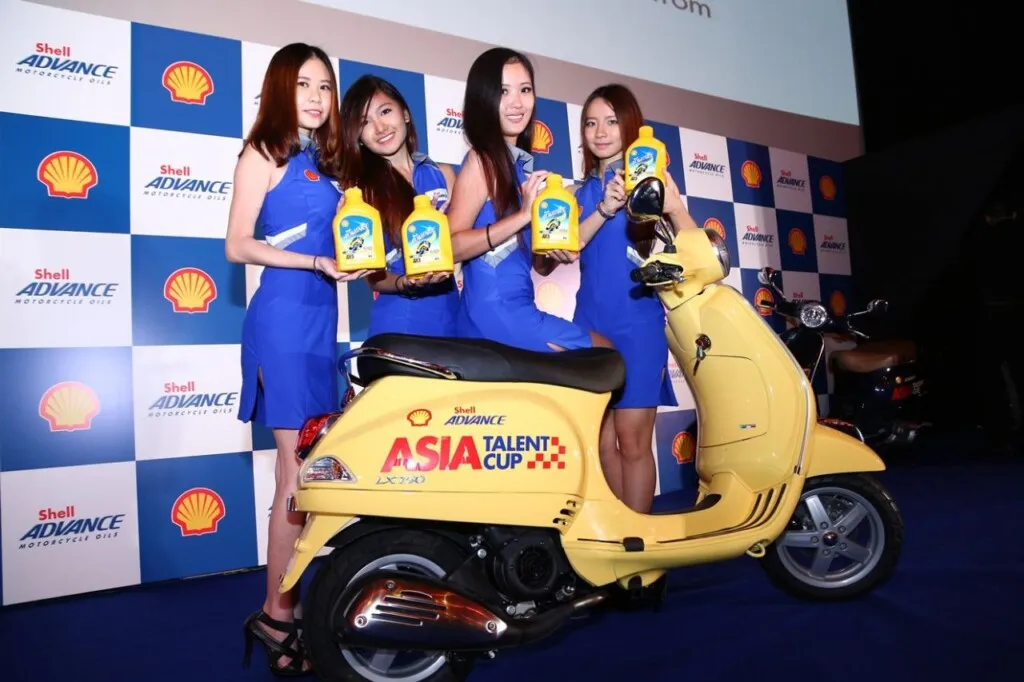 Models pose with the newly launched Shell Advance AX 5 4T Scooter Oil