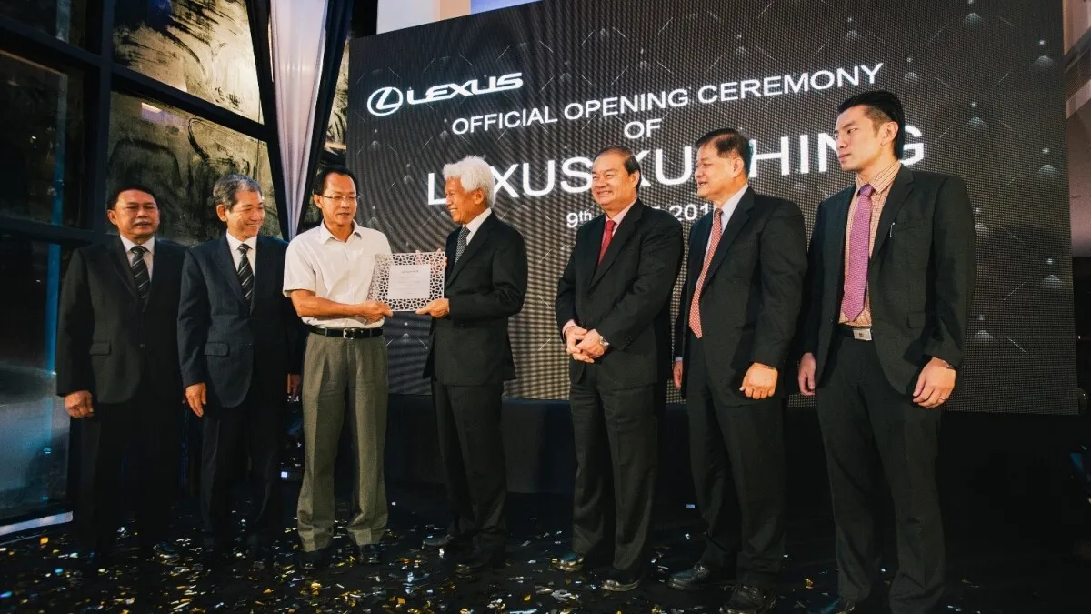 4.UMW Toyota Motor Chairman, Tan Sri Asmat Kamaludin, presenting a token_ of appreciation to the first Lexus Kuching customer. Mr Wong Ted_ Choon
