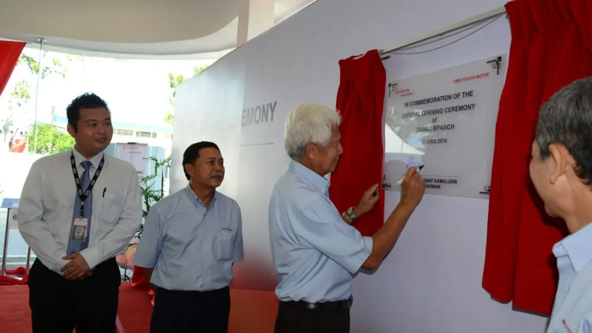Tan Sri Asmat signing the plaque to commemorate the opening of Tawau_ Branch (1)