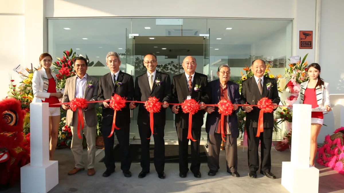 03 VIPs at the ribbon cutting ceremony to officiate the opening of the new Ban Lee Heng Motor Body and Paint Centre