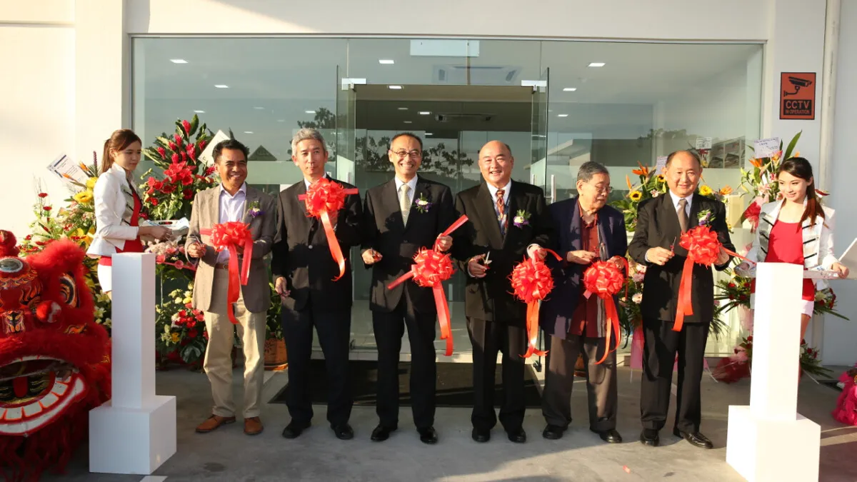 04 VIPs are all smiles after cutting the ribbon to officiate the opening of Ban Lee Heng Motor Body and Paint Centre
