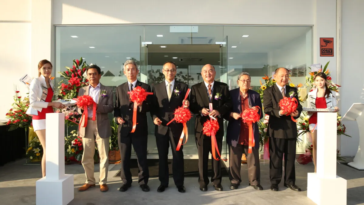 05 VIPs cutting the ribbon to officiate the opening of Ban Lee Heng Motor Body and Paint Centre