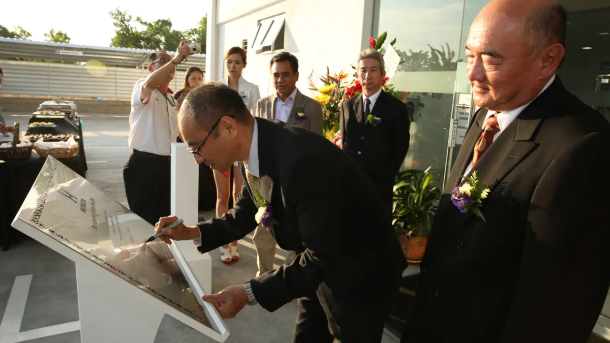 06 Honda Malaysia MD and CEO_Yoichiro Ueno signing the plaque as Ban Lee Heng Motor MD_Johnnie Wong looked on