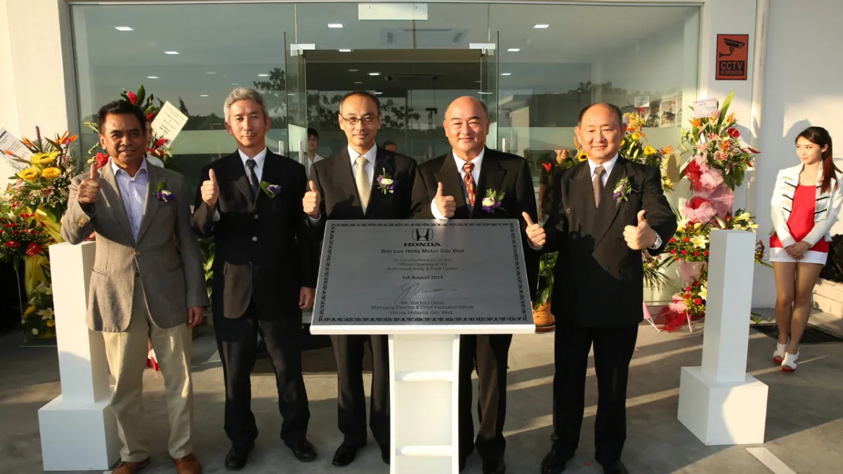 07 VIPs giving the thumbs up after officially opening Ban Lee Heng Motor Body and Paint Centre