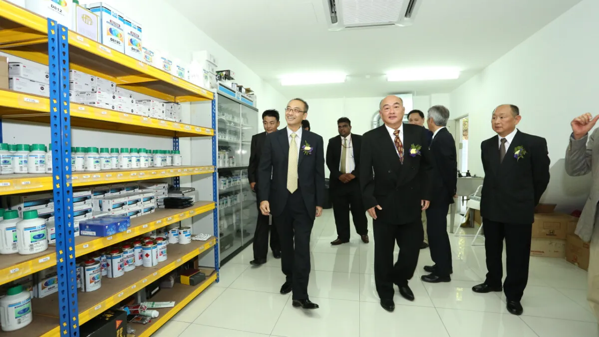 08 Honda Malaysia MD and CEO_Yoichiro Ueno and Ban Lee Heng Motor MD_Johnnie Wong touring one of the store rooms