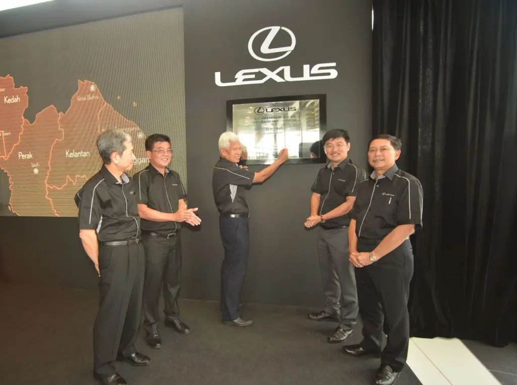 2. Signing of plaque by Tan Sri Asmat Kamaludin (Chairman, UMWT)