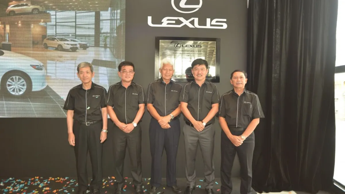 3. Group photo (from left) Datuk Takashi Hibi, Deputy Chairman UMWT; Mr Goh Kian Chuan, MD Telagamas Motors; Tan Sri Asmat Kamaludin; Mr Goh Kian Sin, Exec Chairman Telagamas Motors; Datuk Ismet Suki, President UMWT