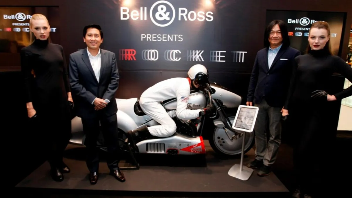 CEO of FJ Benjamin, Mr Yeoh Oon Lai (2nd from left) and General Manager of FJ Benjamin Luxury Timepieces, Mr Tong Chee Wei (2nd from right) flanked by models and posing with the ‘rocketman’ on the legendary new B-Rocket motorcycle constructed by Shaw Harley-Davidson.