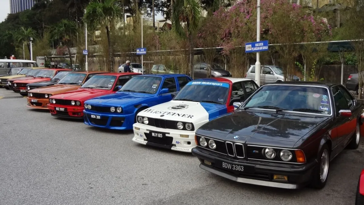 E24 628CSi "Sharknose" flanked by E30's