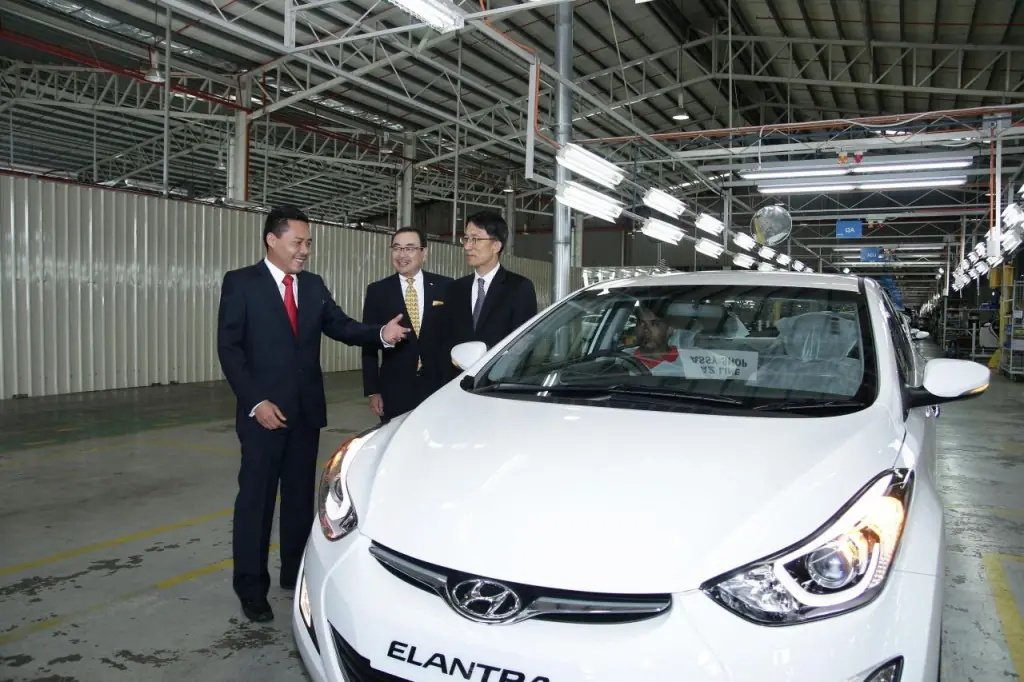 Rizal Jailan sharing a light moment with Hideki Yanagisawa (Centre) and HK Kim