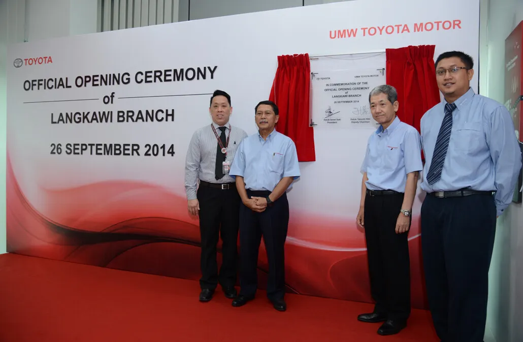 1. Signing plaque by Datuk Ismet Suki (President, UMWT) & Datuk Takashi_ Hibi (Deputy Chairman, UMWT)