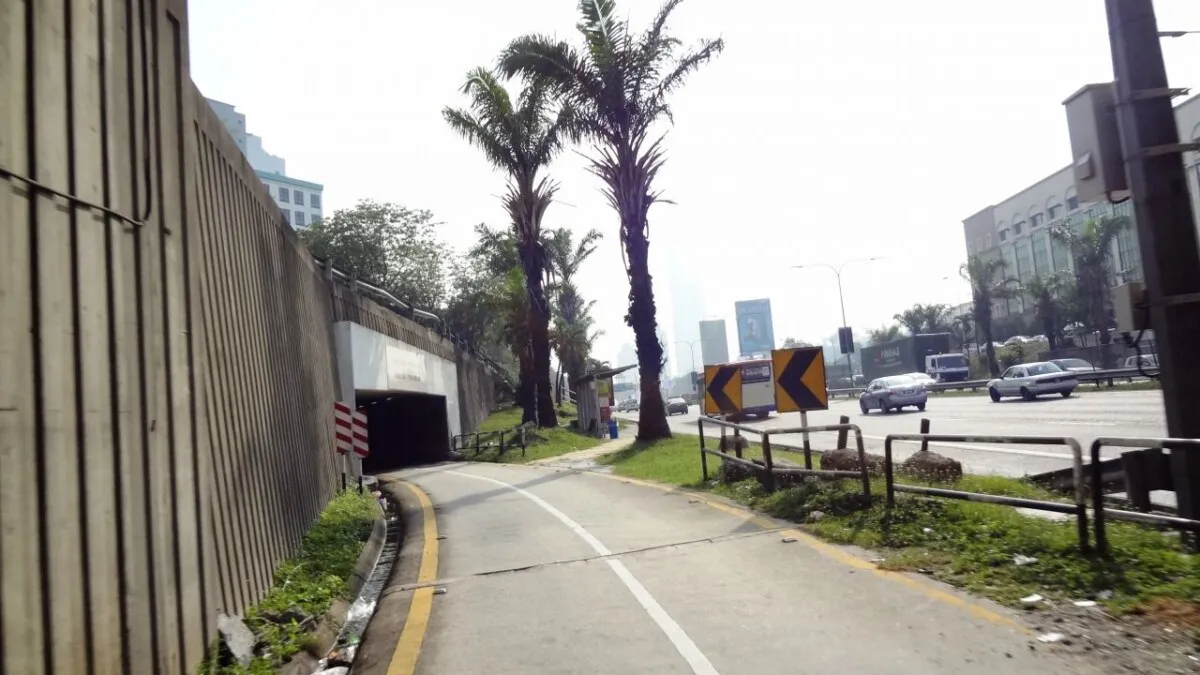 One of the worst bike tunnels, the exit is a sharp uphill right which is always wet