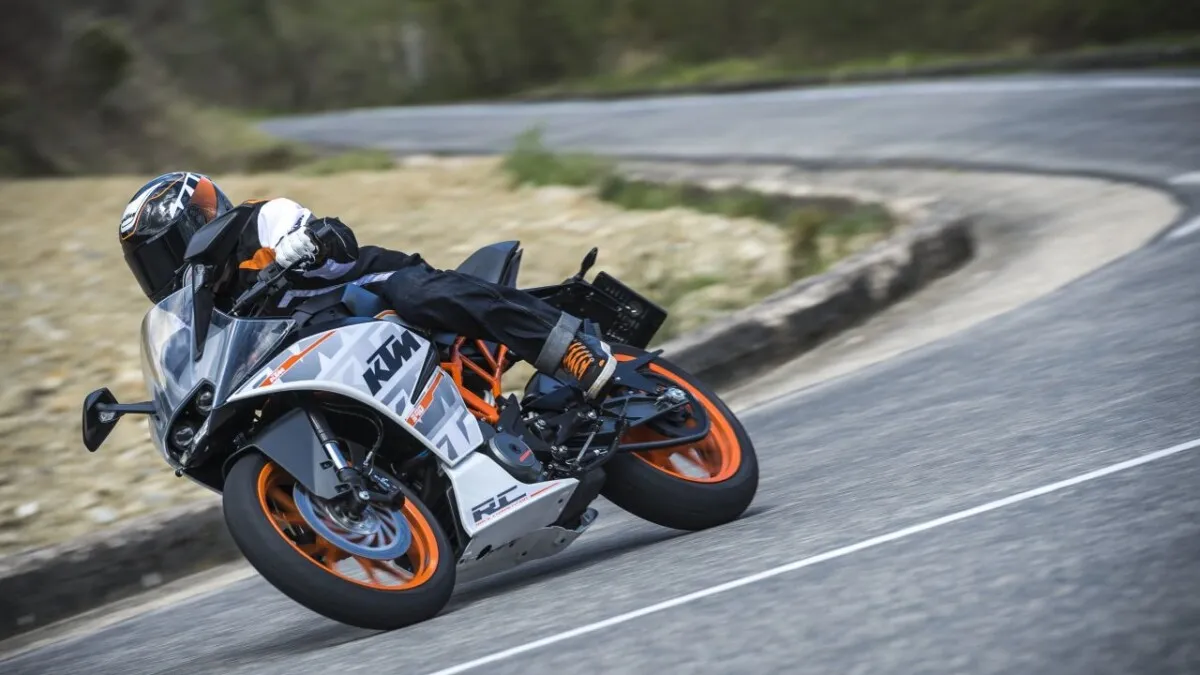 RC 390 action_6