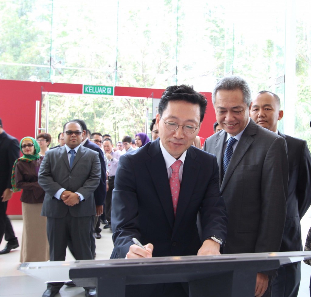 Fifth Kia 'Red Cube' opens in Rawang - Autofreaks.com